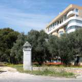 Proseguiamo il nostro itinerario, scorgendo in lontanza la recente zona residenziale di via Marco Partipilo che crea uno strano contrasto con le antiche case appena visitate. Ma poco prima di giungere in prossimit� dei nuovi palazzoni, sulla sinistra notiamo l'inizio di un viale alberato apparentemente anonimo, chiuso al traffico da una sbarra gialla. La stradina sterrata, di cui non si vede la fine, � introdotta da due colonne sulle quali sono riportati due nomi: �Lattanzi� e �Arbinetto�